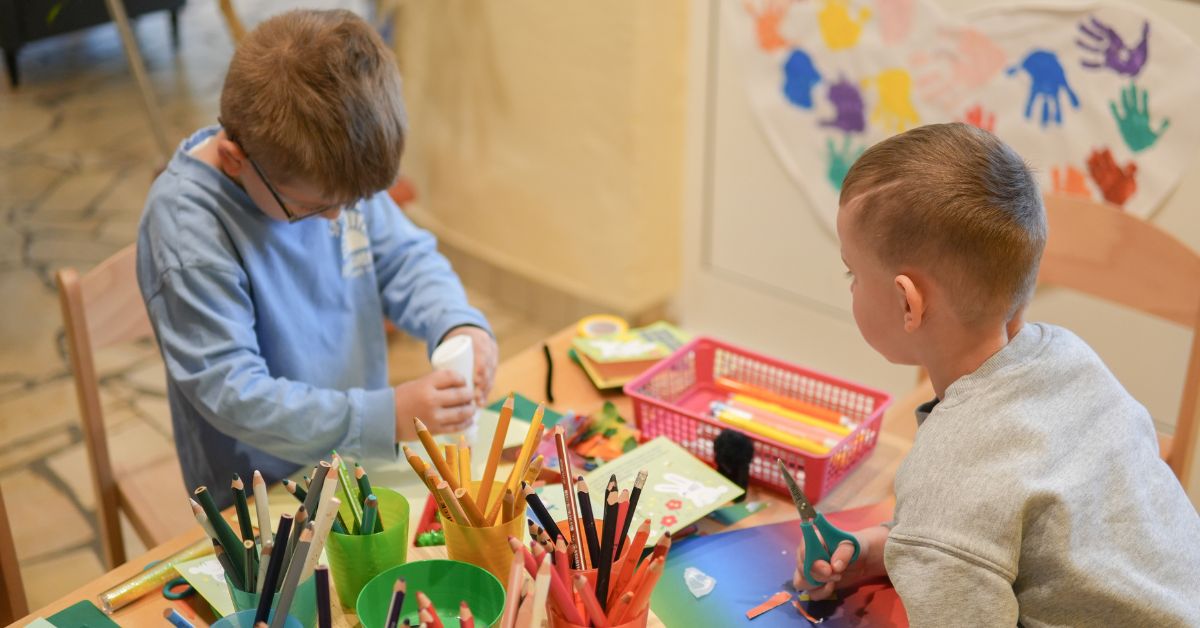 Zwei kleine Jungen basteln in der Kita St. Joseph in Leverkusen