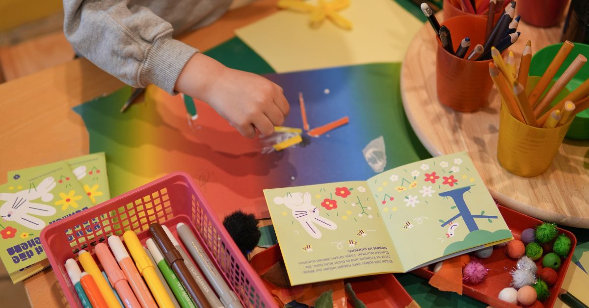 Kinder der Kita St. Joseph in Leverkusen spielen mit ihrem Osterbüchlein von Katholino