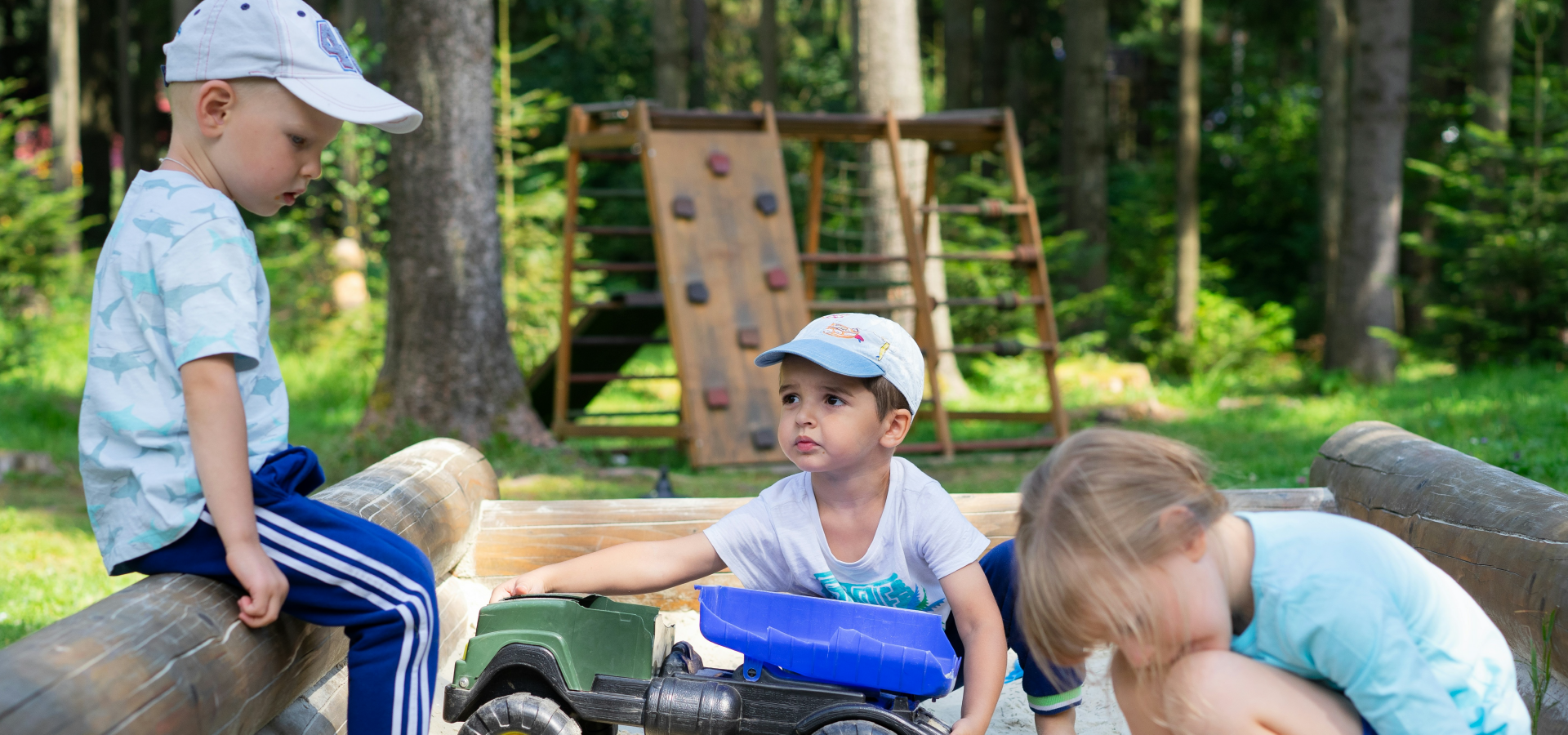 Spielende Kinder im Sandkasten