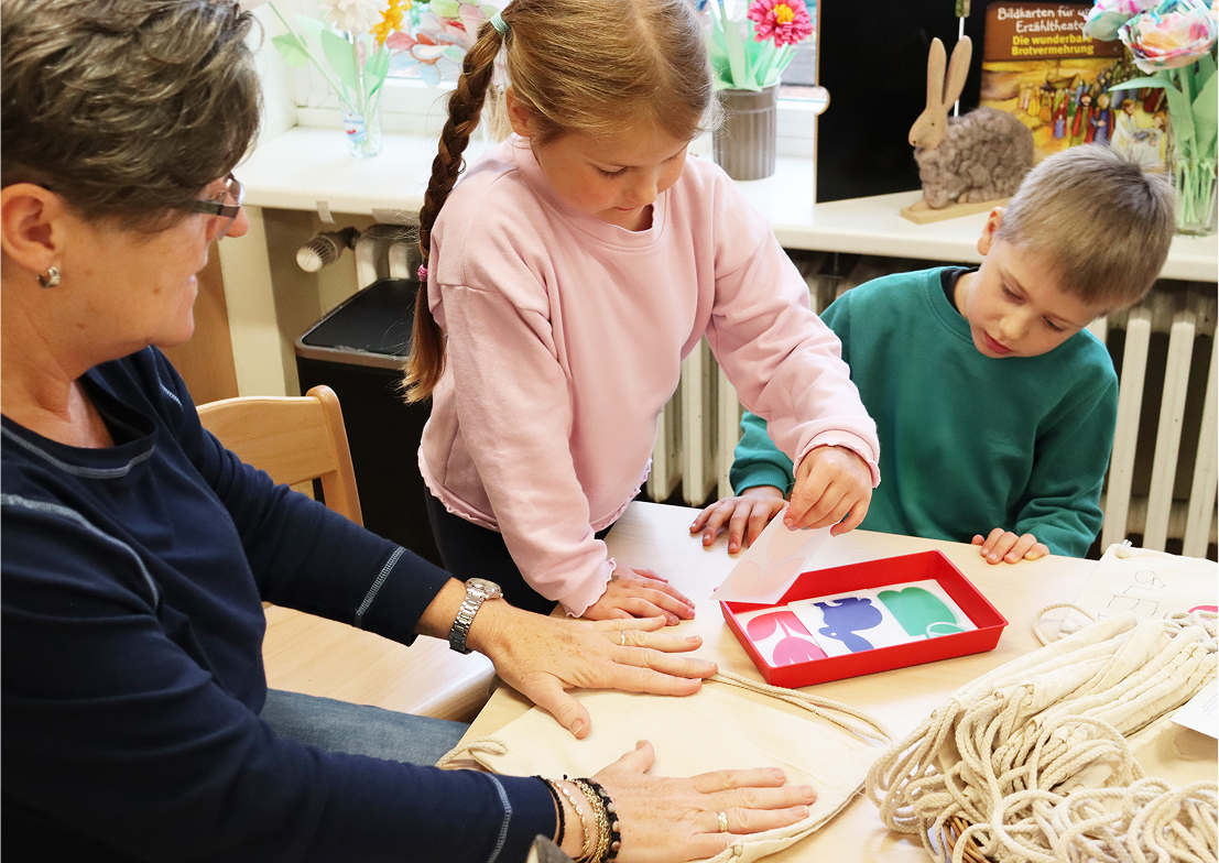 Spielende Kinder mit ihrer Erzieherin