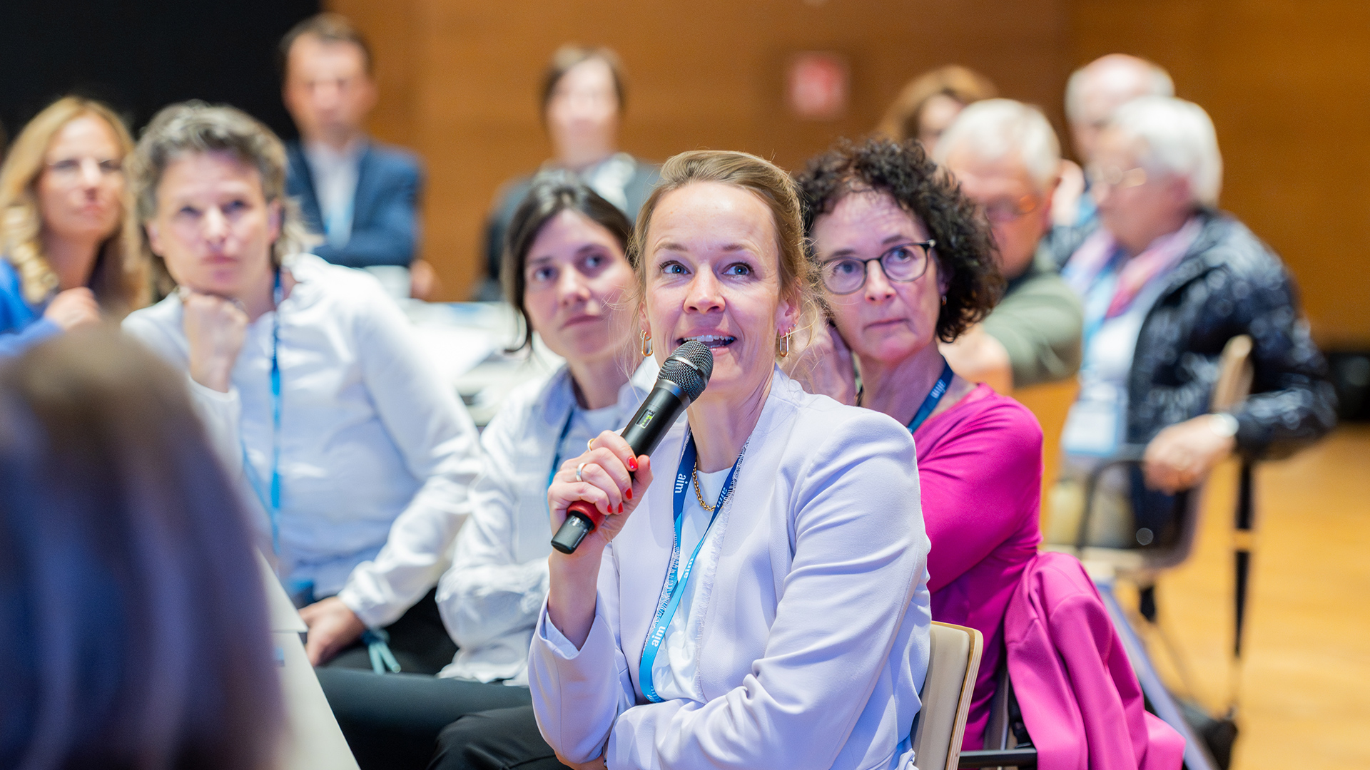 Teilnehmerin beteiligt sich mit einem Wortbeitrag an einer Diskussion beim Nationalen Forum Frühe Bildung 2026