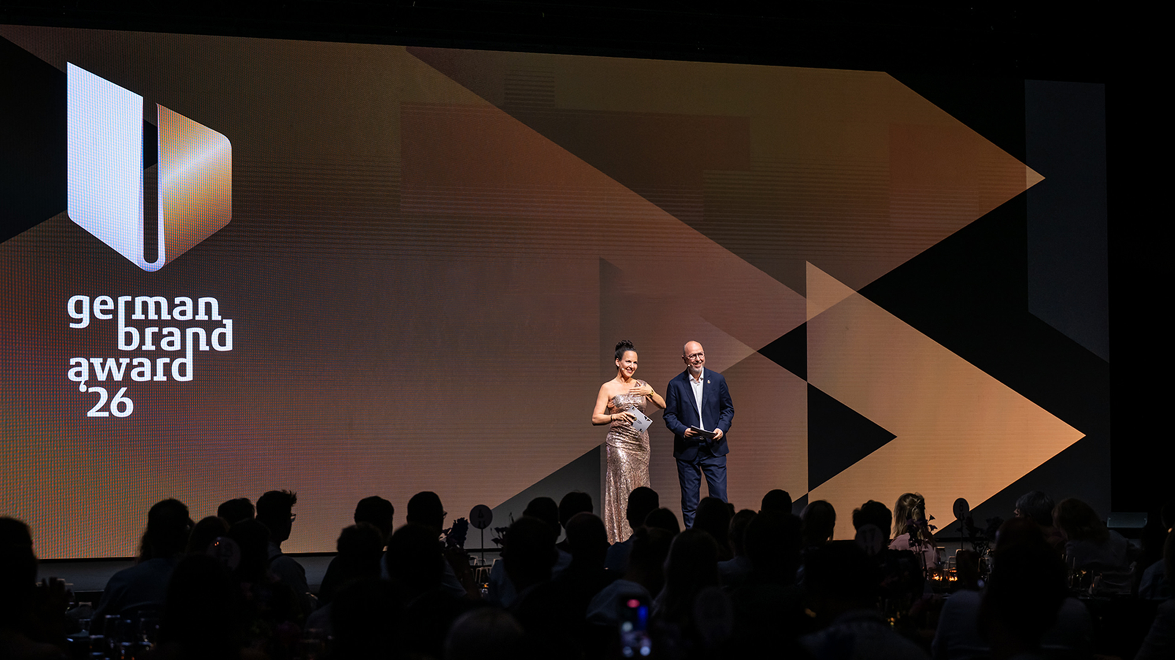 Moderation der Preisverleihung beim German Brand Award 2026 vor Publikum.