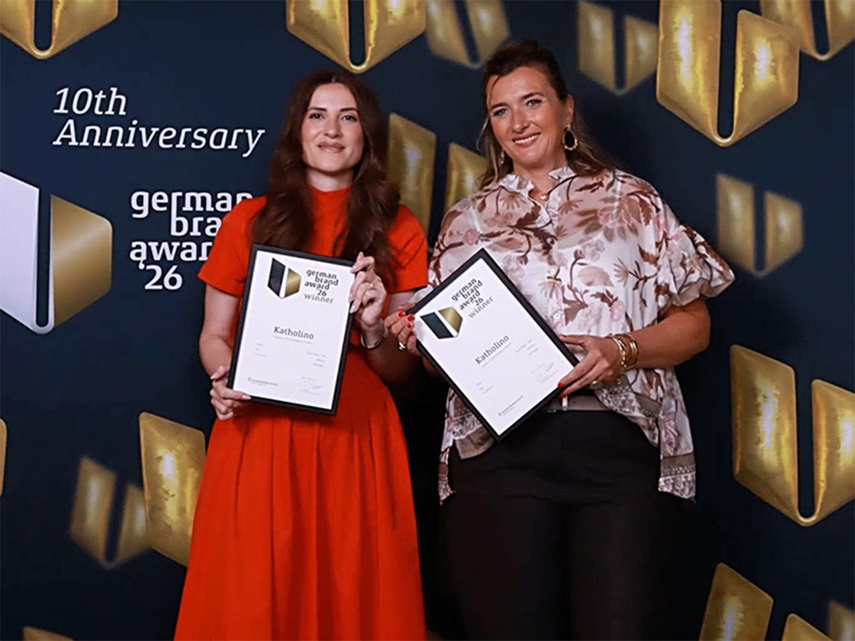 Katholino-Geschäftsführerin und Mitarbeiterin mit der Auszeichnung beim German Brand Award