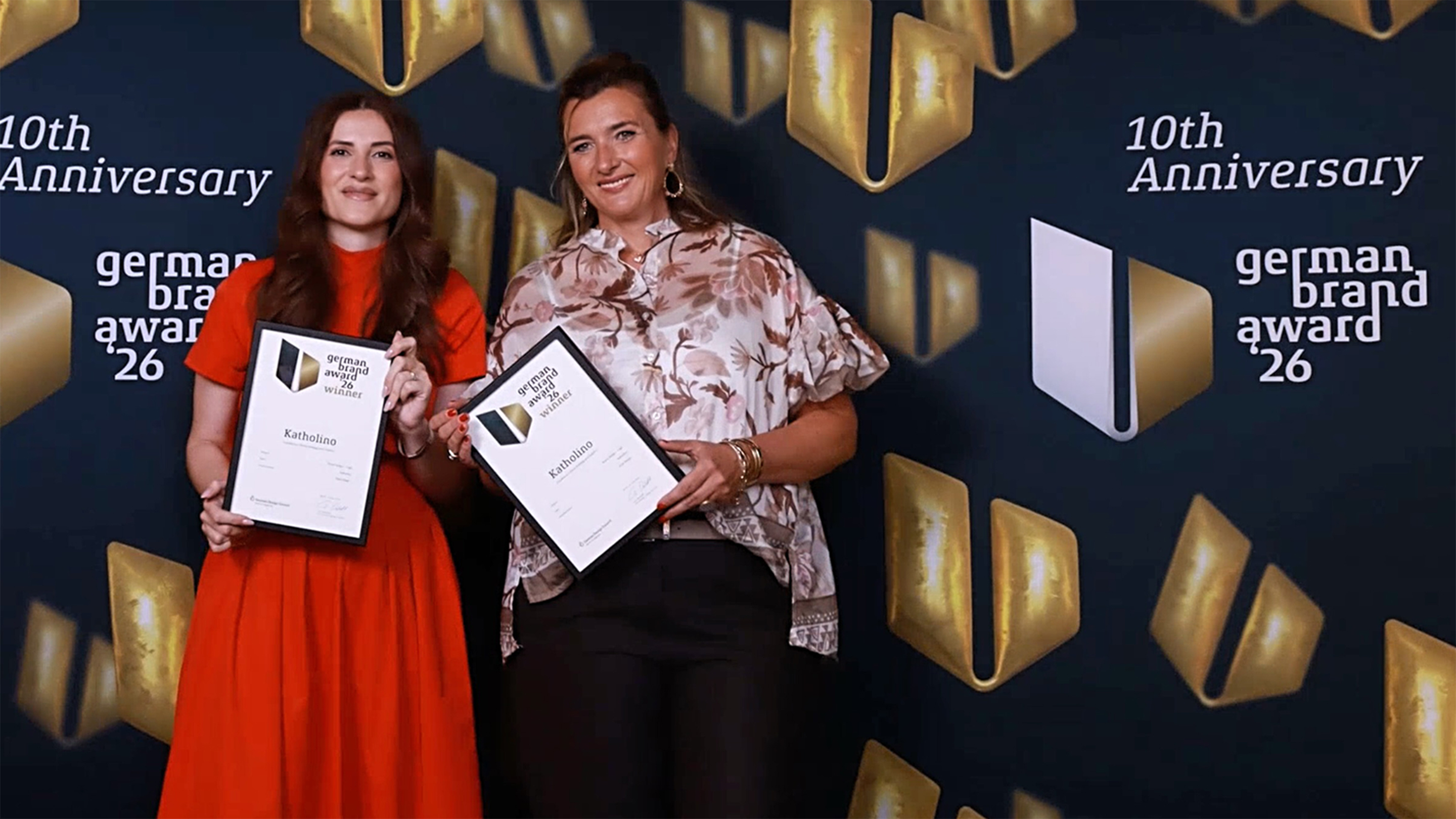 Katholino-Geschäftsführerin und Mitarbeiterin mit der Auszeichnung beim German Brand Award