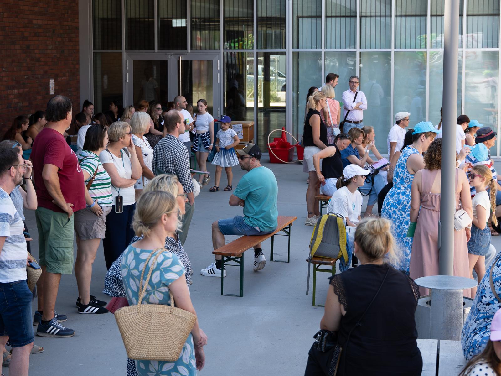 Sommerfest mit zahlreichen Besucherinnen und Besuchern.