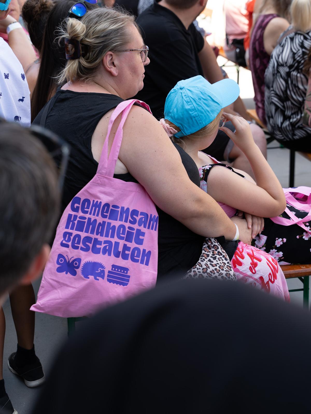 Familie verfolgt gemeinsam das Bühnenprogramm beim Sommerfest.