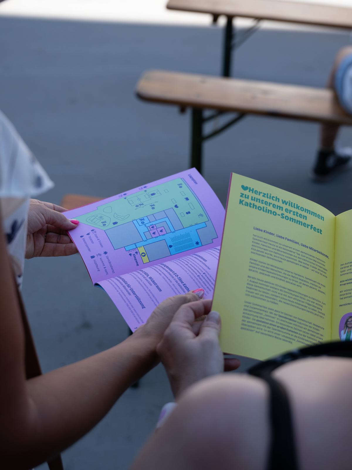 Programmheft mit Lageplan und Informationen zum Katholino-Sommerfest 2026.