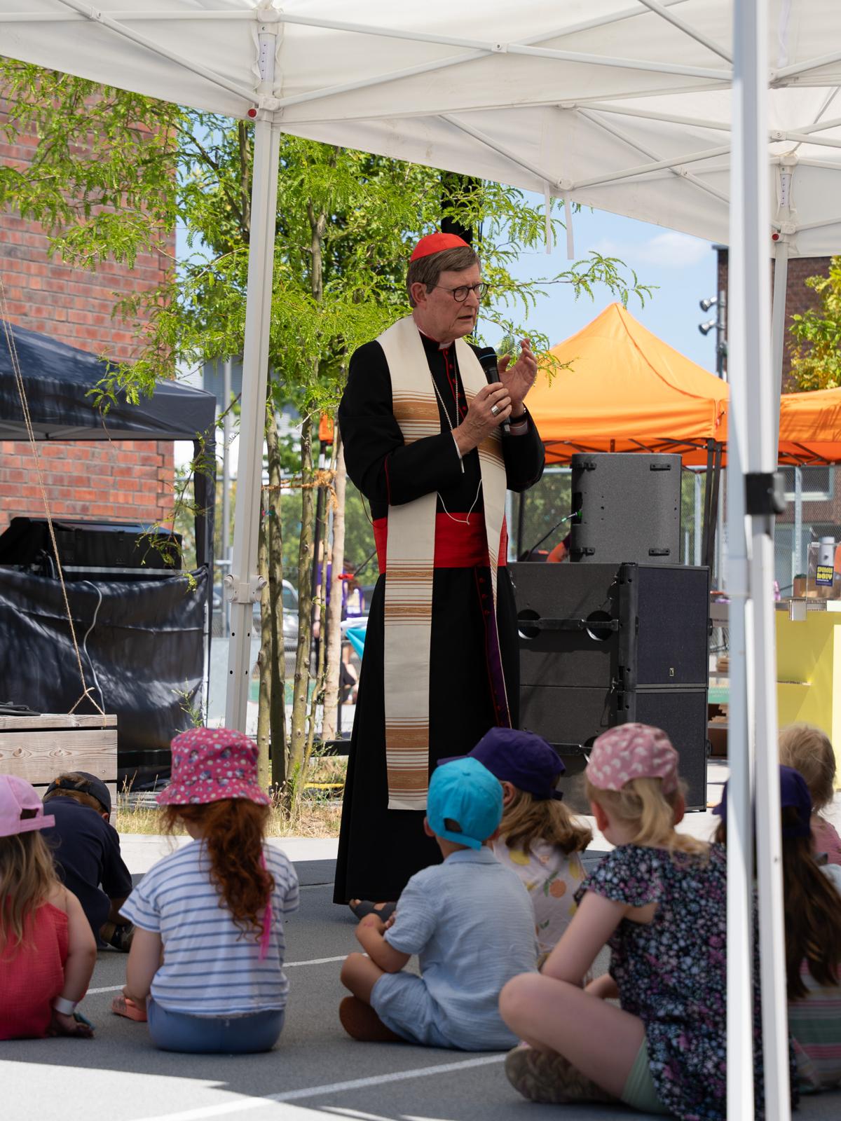 Ansprache von Kardinal Woelki auf der Bühne des Katholino-Sommerfests 2026.