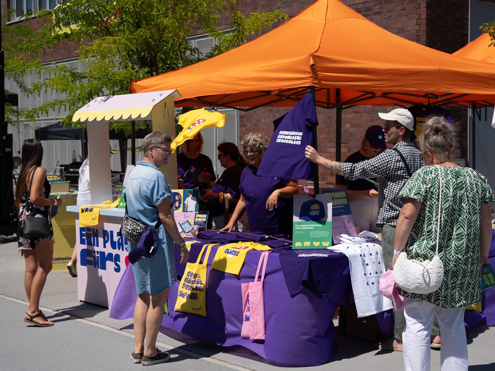 Besucherinnen und Besucher am Spendenstand des Katholino-Sommerfests 2026.