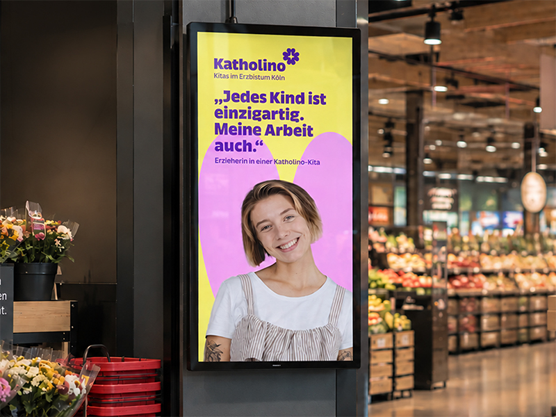 Bild von einer digitalen Werbefläche mit Motiv der Katholino-Arbeitgeberkampagne