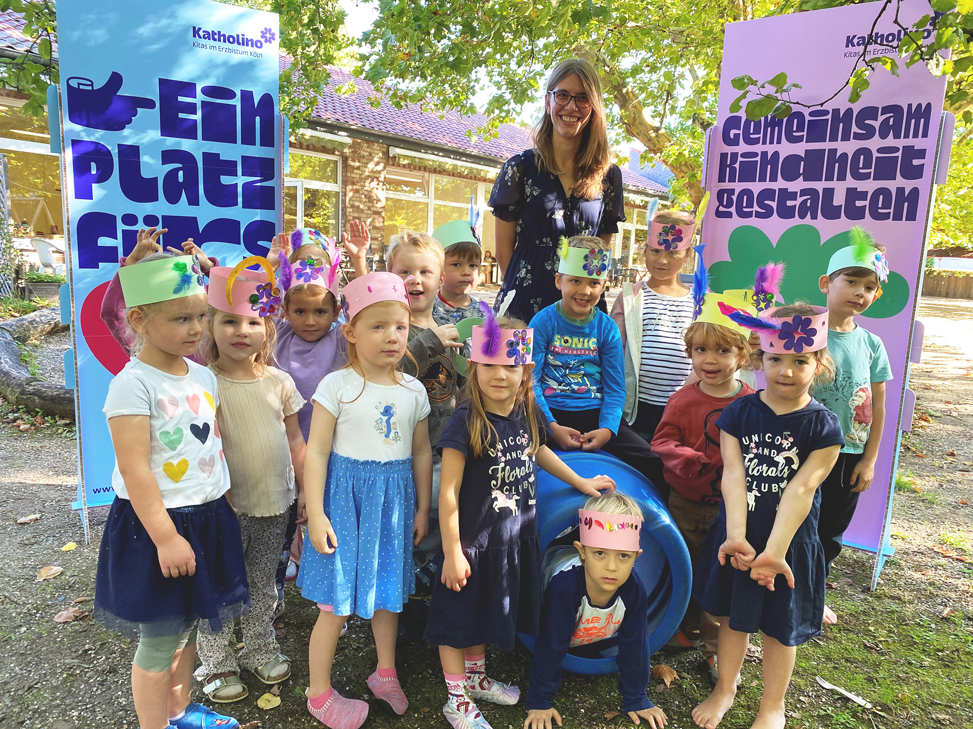 Pressefoto der Katholino-Willkommensveranstaltung am 19.09.2025 in der Kath. Kita St. Maternus, mit Kita-Leiterin Janine Pultke