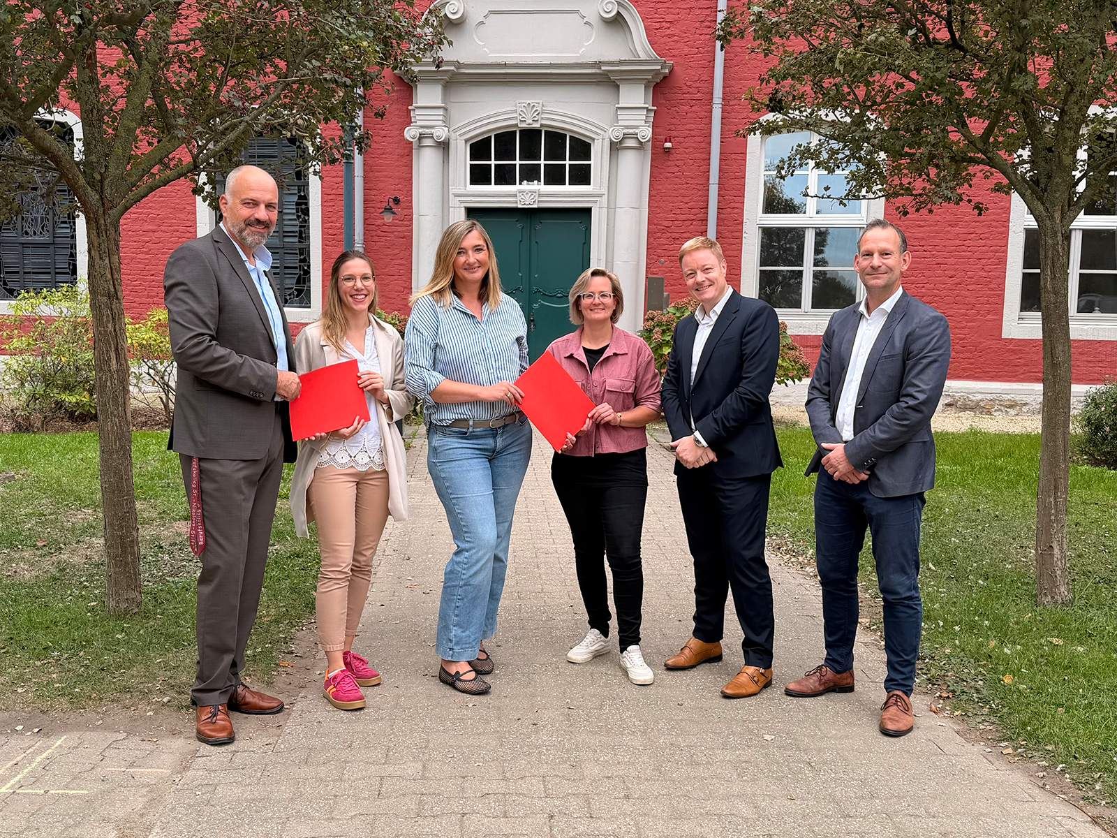 Foto von den Partnern vor dem Berufskolleg in Füssenich (v.l.): Klaus Drotbohm, Annika Rath, Agnes Busch, Vanessa Grbavac (Schulpastoral), Thomas Pitsch und Thomas Hillerich, Leitung der Fachschule für Sozialpädagogik