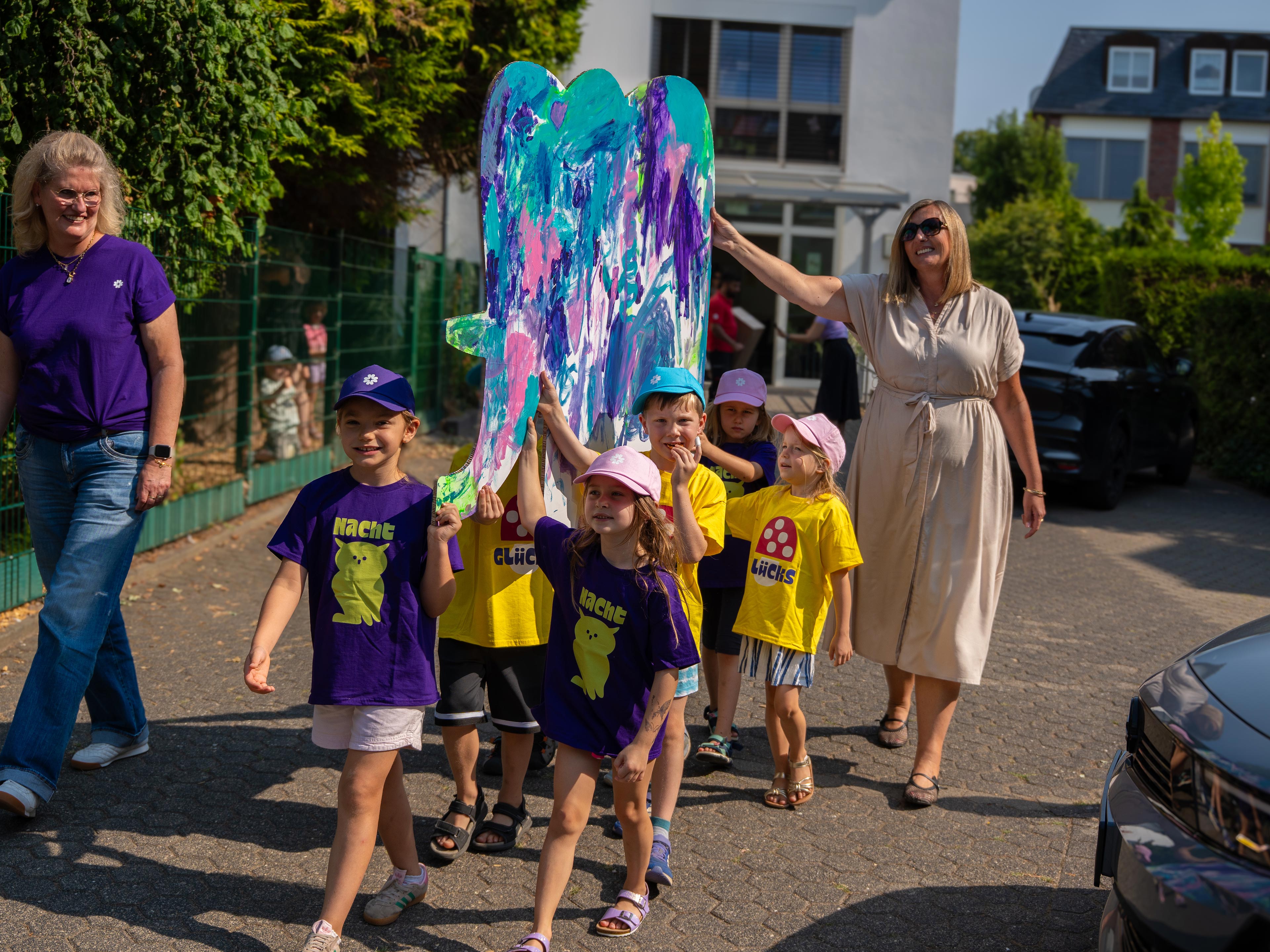Gemeinsam mit Michaela Aden, Leitung der Kath. Kita St. Andreas, begleitet Agnes Busch, Geschäftsführerin von Katholino, die Kita-Kinder auf dem gemeinsamen Weg zur Kinderpalliativstation „Zeitinsel“.