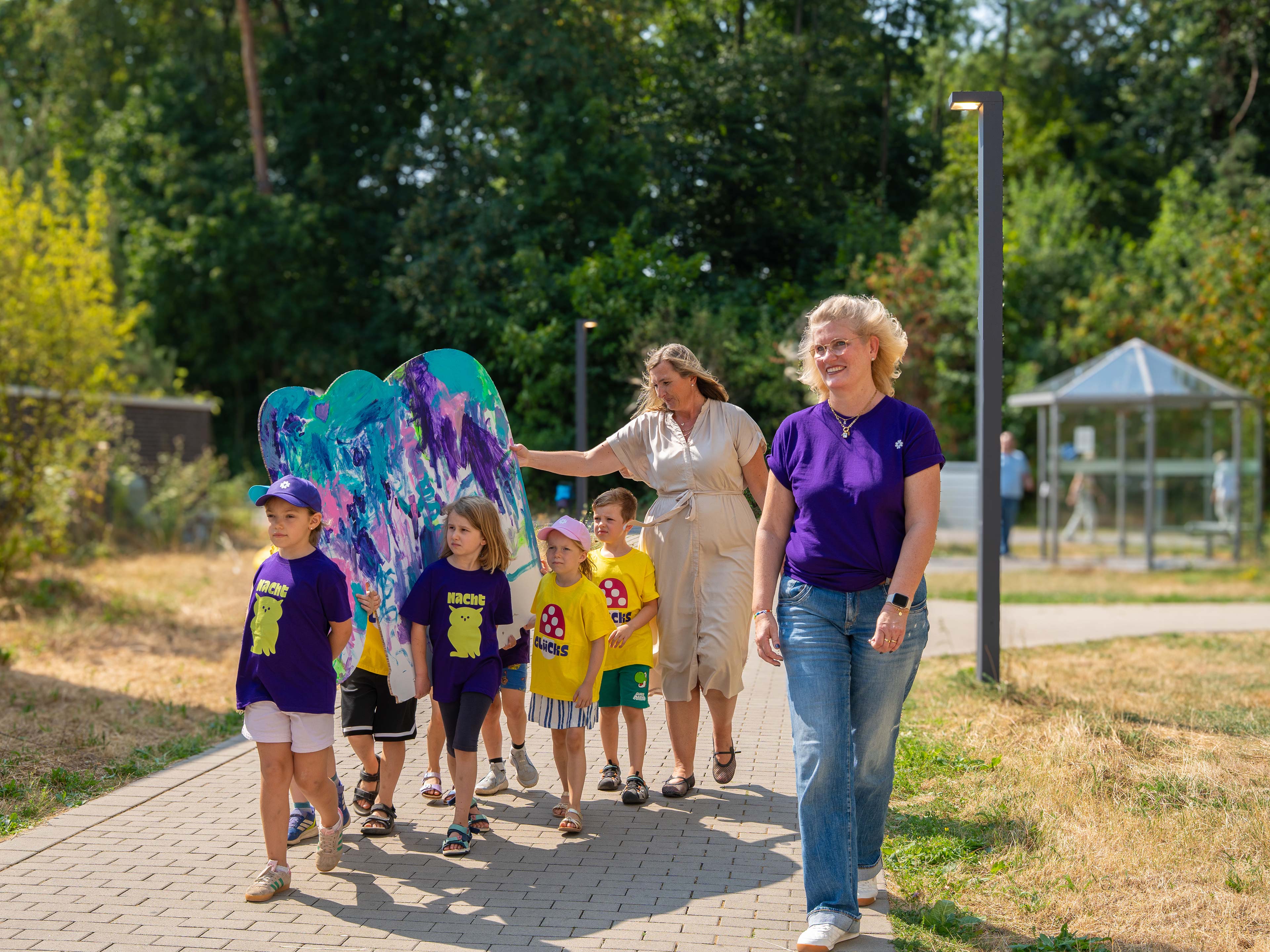 Gemeinsam mit Michaela Aden, Leitung der Kath. Kita St. Andreas, begleitet Agnes Busch, Geschäftsführerin von Katholino, die Kita-Kinder auf dem gemeinsamen Weg zur Kinderpalliativstation „Zeitinsel“.