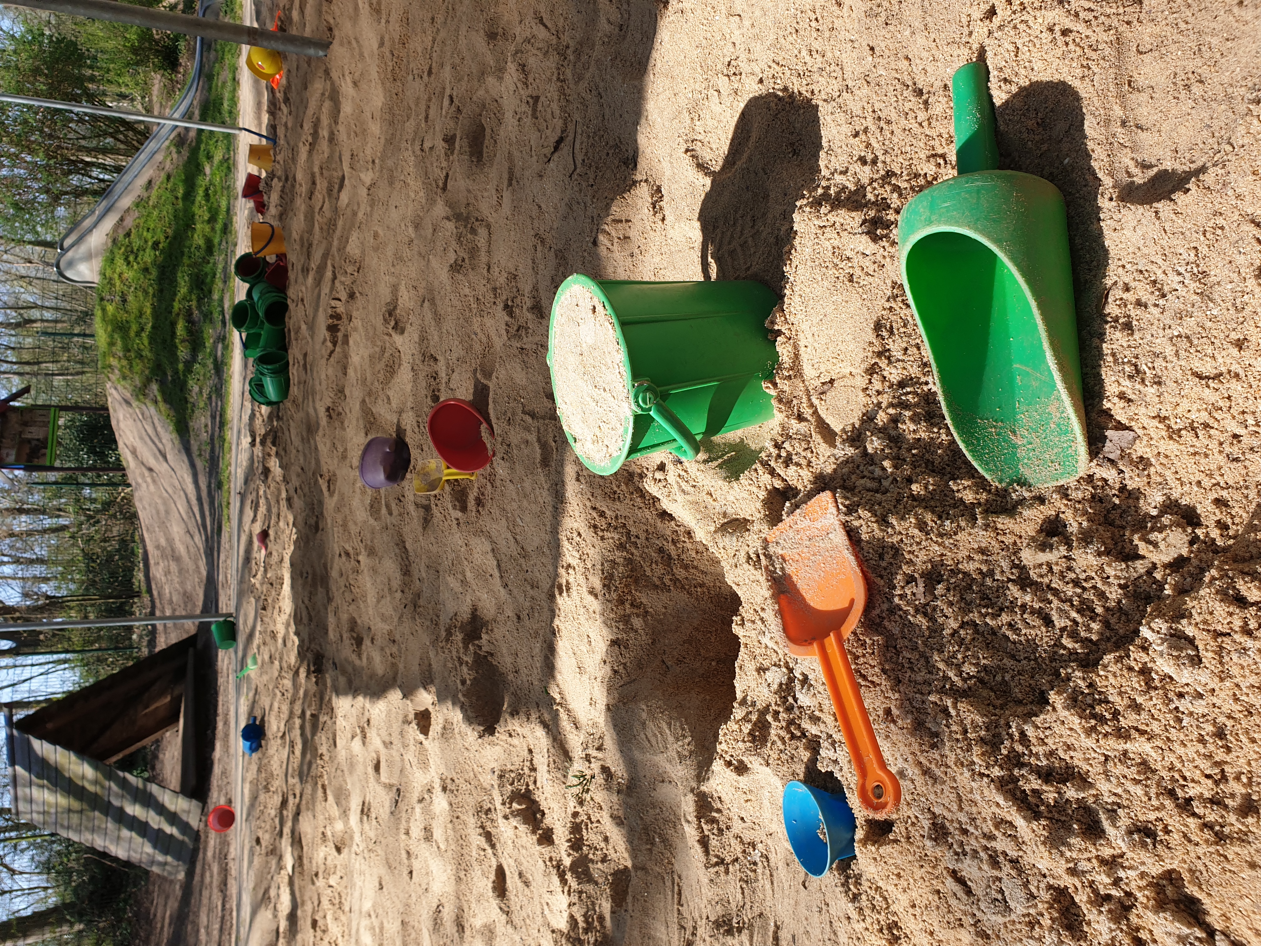 Sandspielwiese mit Spielzeug