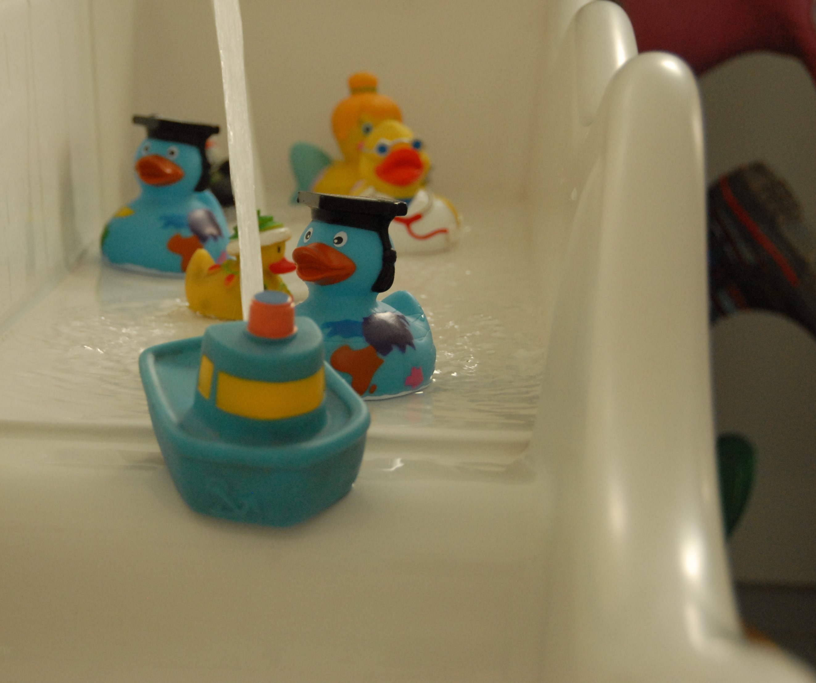 Spielenten im Waschbecken